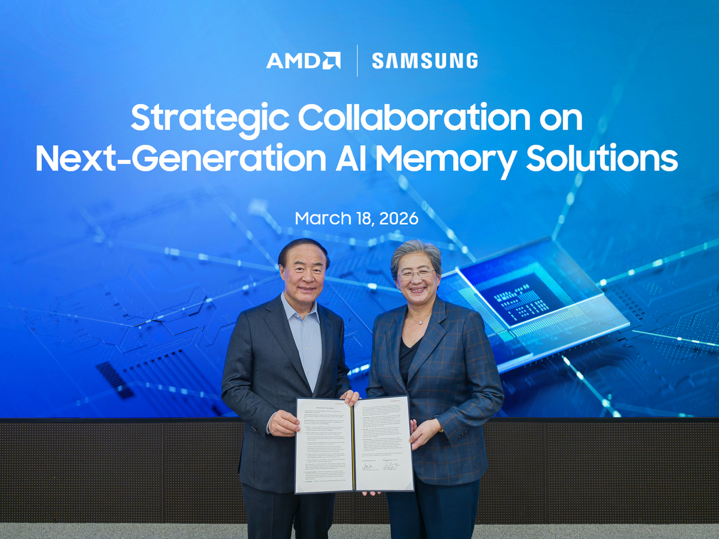 Samsung Electronics co-CEO Jun Young-hyun, in charge of the company's semiconductor business, left, and AMD CEO Lisa su poses for a photo after a signing ceremony held in Samsung Electronics' Pyoengtaek campus in Gyeonggi on March 18. [SAMSUNG ELECTRONICS]