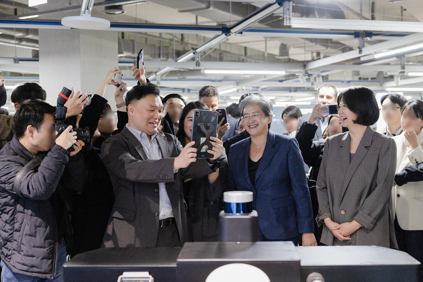 AMD CEO Lisa su, second from right at the front, and Naver CEO Choi Soo-yeon, far right, tours Naver's Seongnam headquarters in Gyeonggi on March 18. [NAVER]