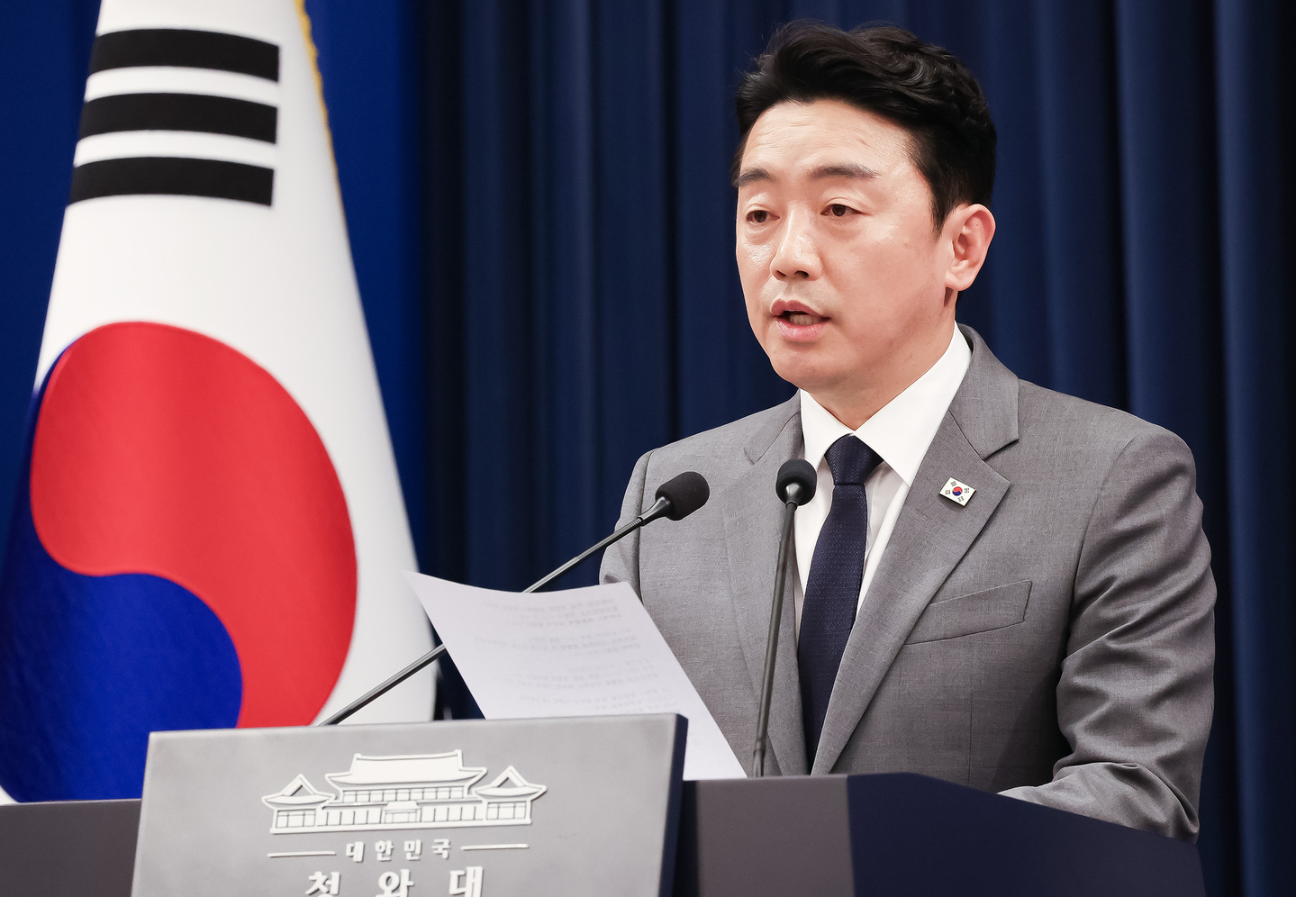Presidential chief of staff Kang Hoon-sik speaks during a briefing at the Blue House in Jongno District, central Seoul, on March 18. [JOINT PRESS CORPS]