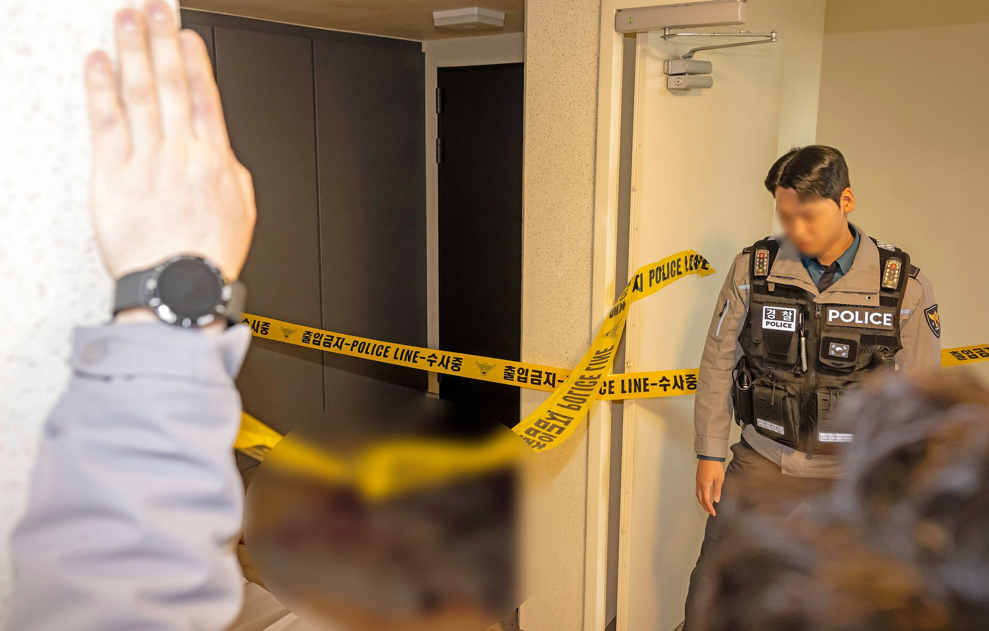 Police investigate the scene at an apartment building in Busanjin District, Busan, on March 17. This is where a commercial airline captain was found dead after being stabbed. [NEWS1]