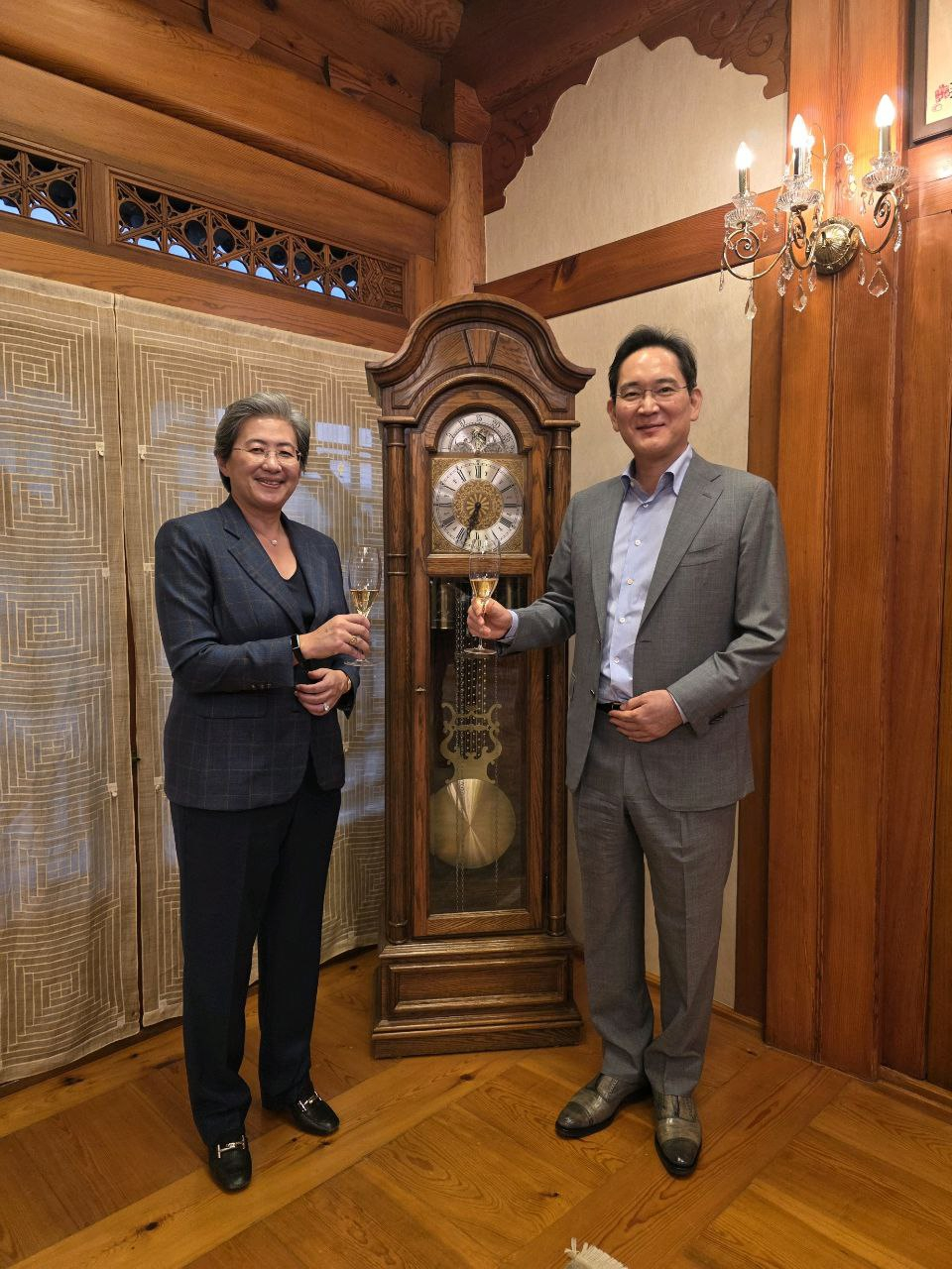 AMD Lisa Su, left, and Samsung Electronics Executive Chairman Lee Jae-yong, pose for a photo after a signing ceremony at a banquet hosted at Seungjiwon, Samsung Group's guesthouse in Seoul, on March 18. [SAMSUNG ELECTRONICS]