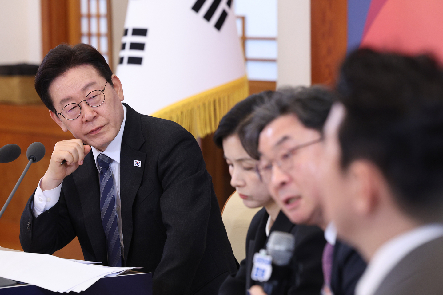President Lee Jae Myung, left, listens as Financial Services Commission Chairman Lee Eog-won speaks at a public-private roundtable to review measures to reform and stabilize capital markets at the Blue House in central Seoul on March 18. [JOINT PRESS CORPS]
