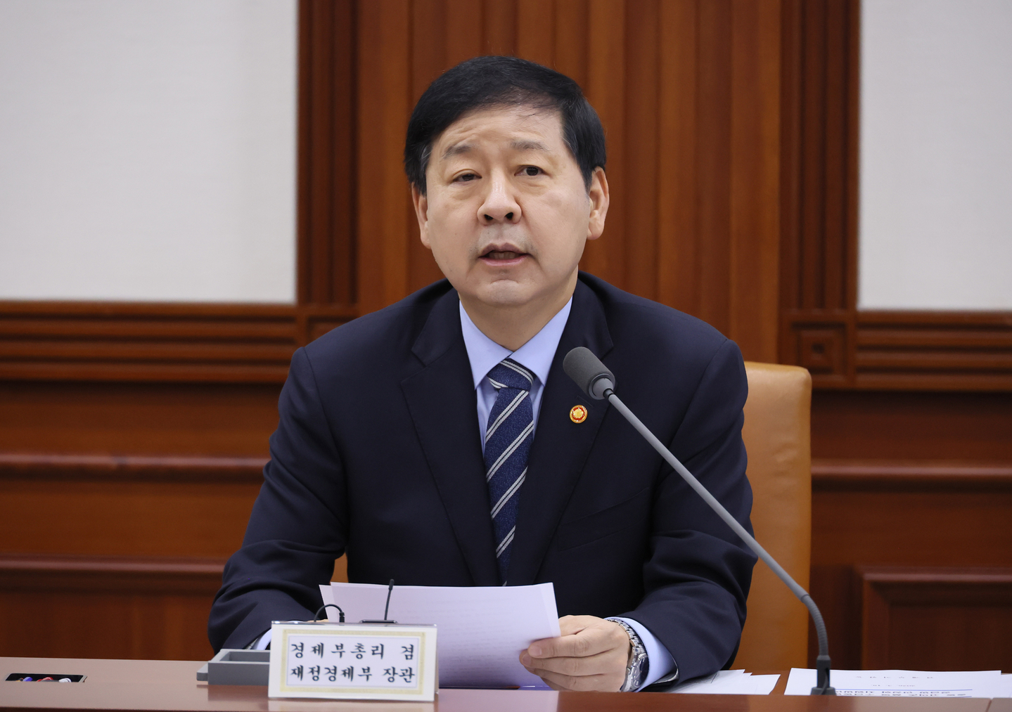 Finance Minister Koo Yun-cheol speaks during a meeting of economy-related ministers at the government complex in Seoul on March 18. [YONHAP]