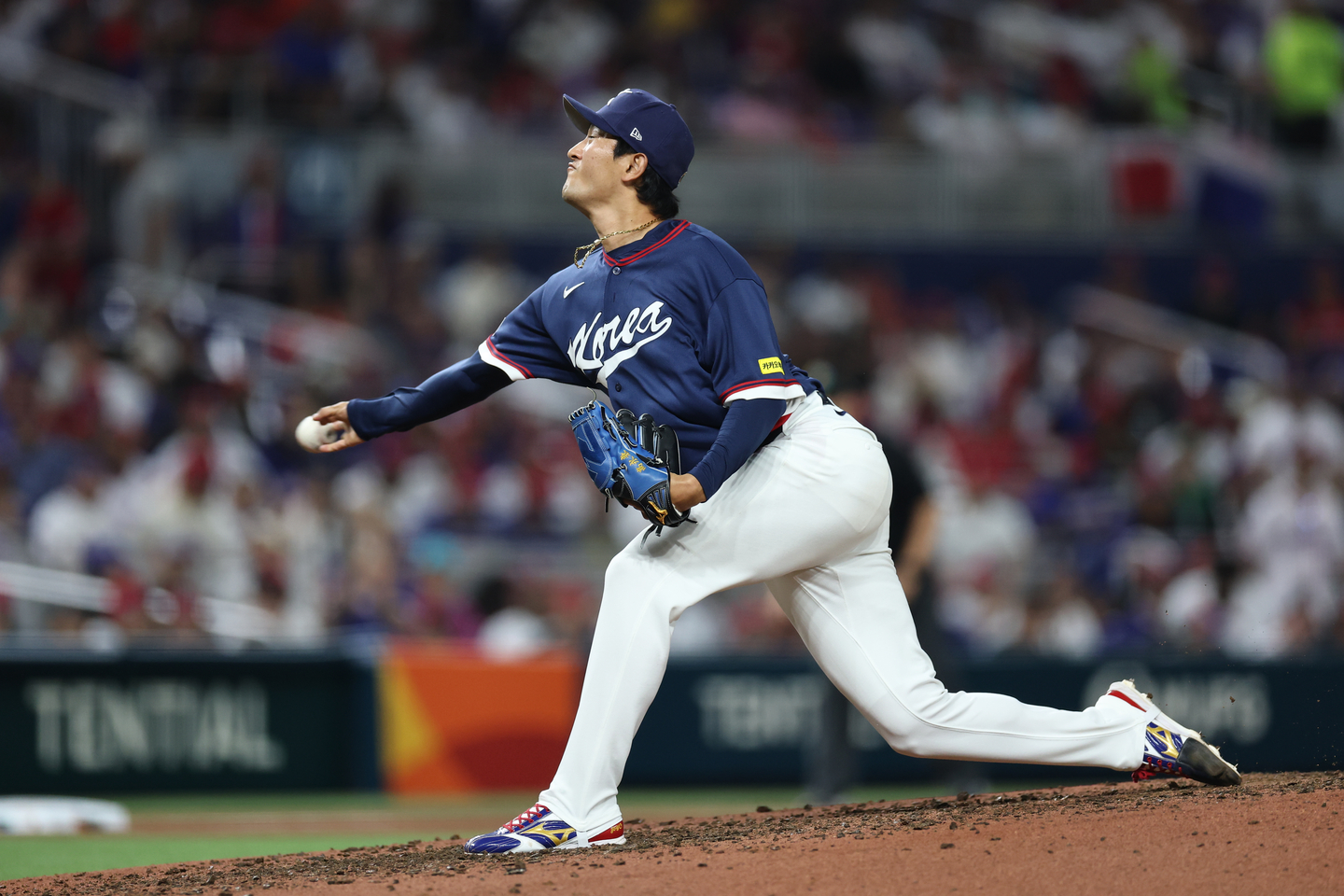 KT Wiz's Ko Young-pyo pitches in the bottom of the fourth inning with two outs during the World Baseball Classic quarterfinal against the Dominican Republic at LoanDepot Park in Miami on March 13. [YONHAP]