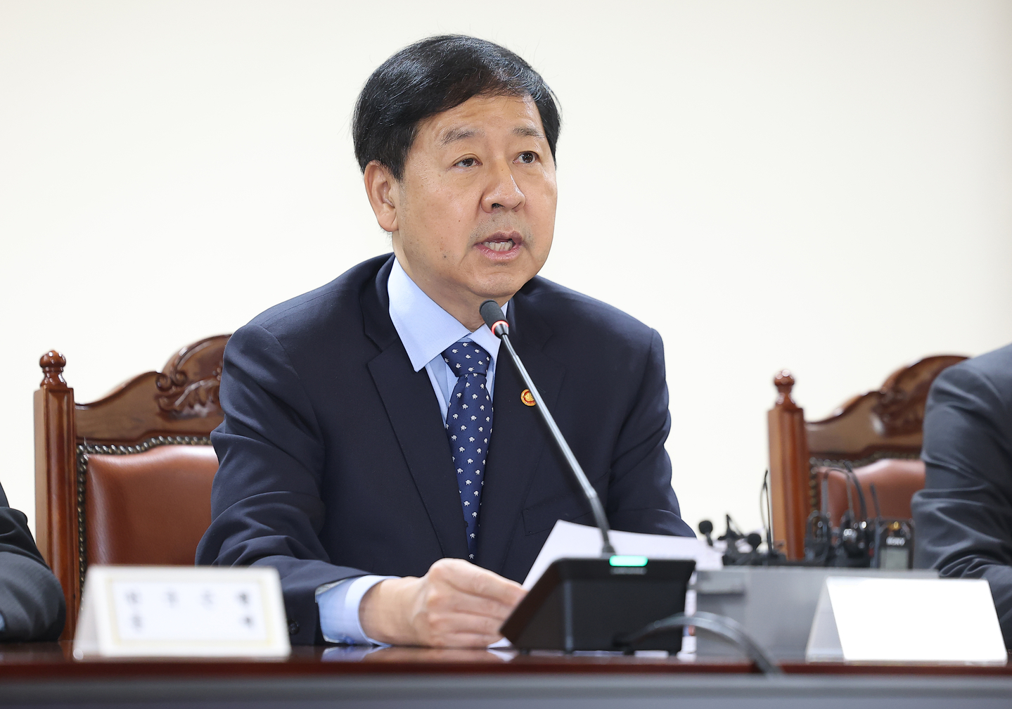 Finance Minister Koo Yun-cheol speaks during a meeting on macroeconomic and financial issues at the Korean Federation of Banks building in Jung District, central Seoul, on March 19. [YONHAP]