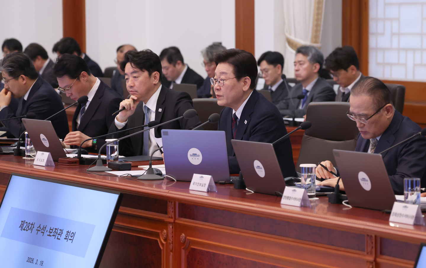 President Lee Jae Myung, second from right, speaks on the Middle East situation during a meeting with senior presidential aides at the Blue House in central Seoul on March 19. He is flanked by National Security Adviser Wi Sung-lac, right, and his chief of staff, Kang Hoon-sik, third from right. [JOINT PRESS CORPS]