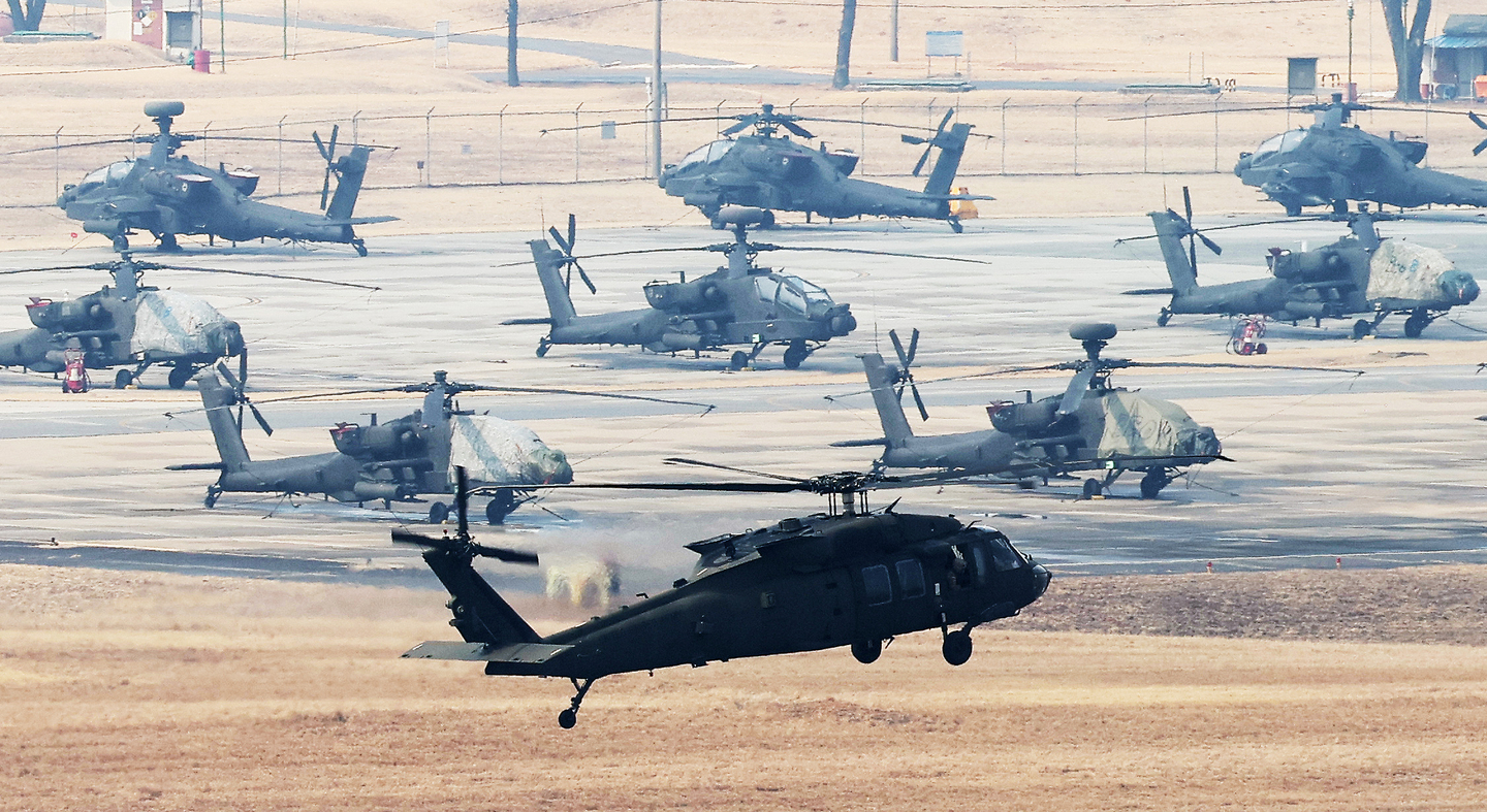 A UH-60 Black Hawk helicopter is seen in flight at Camp Humphreys in Pyeongtaek, Gyeonggi on March 9. [YONHAP] 