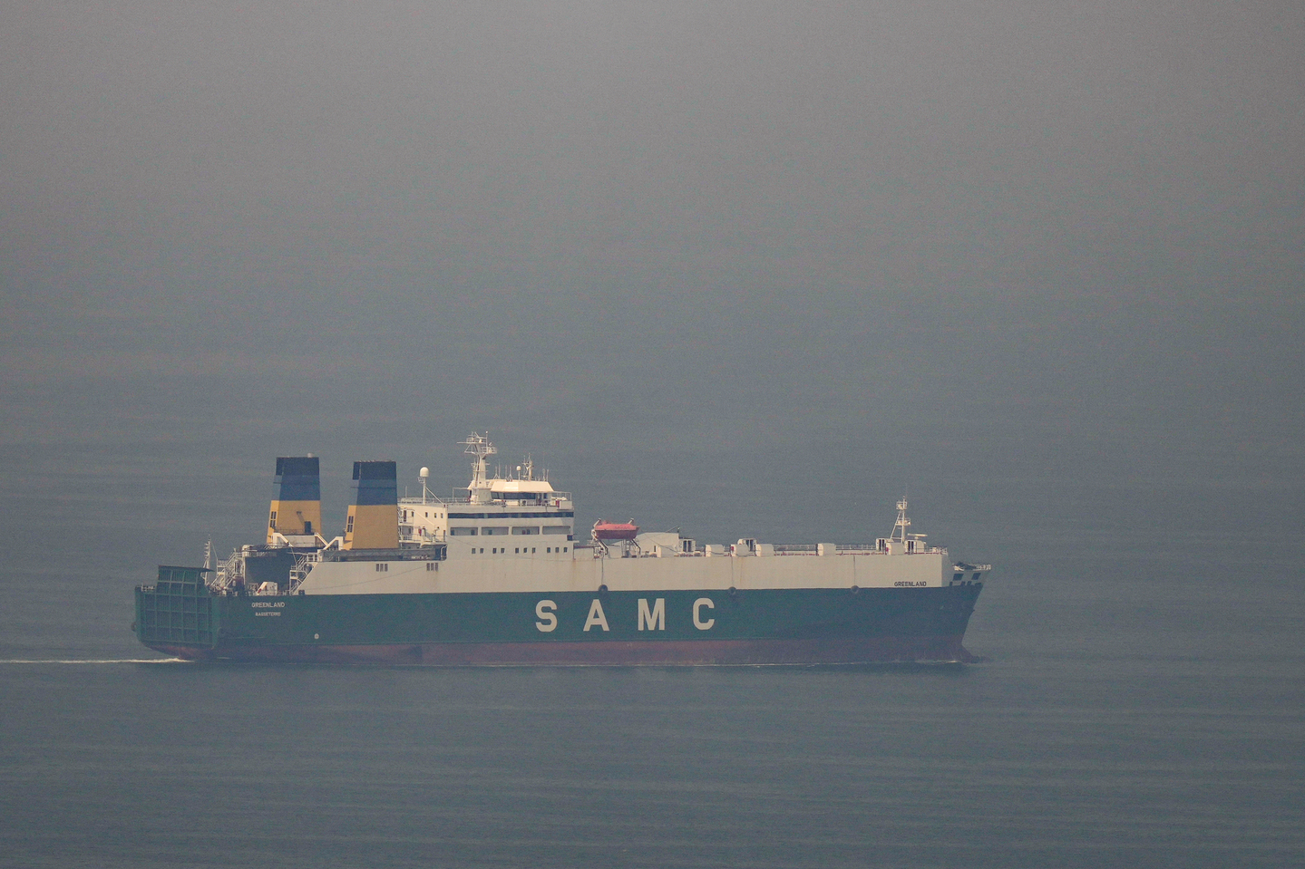 A cargo ship sails in the Arabian Gulf towards Strait of Hormuz in United Arab Emirates on March 15. [AP/YONHAP] 