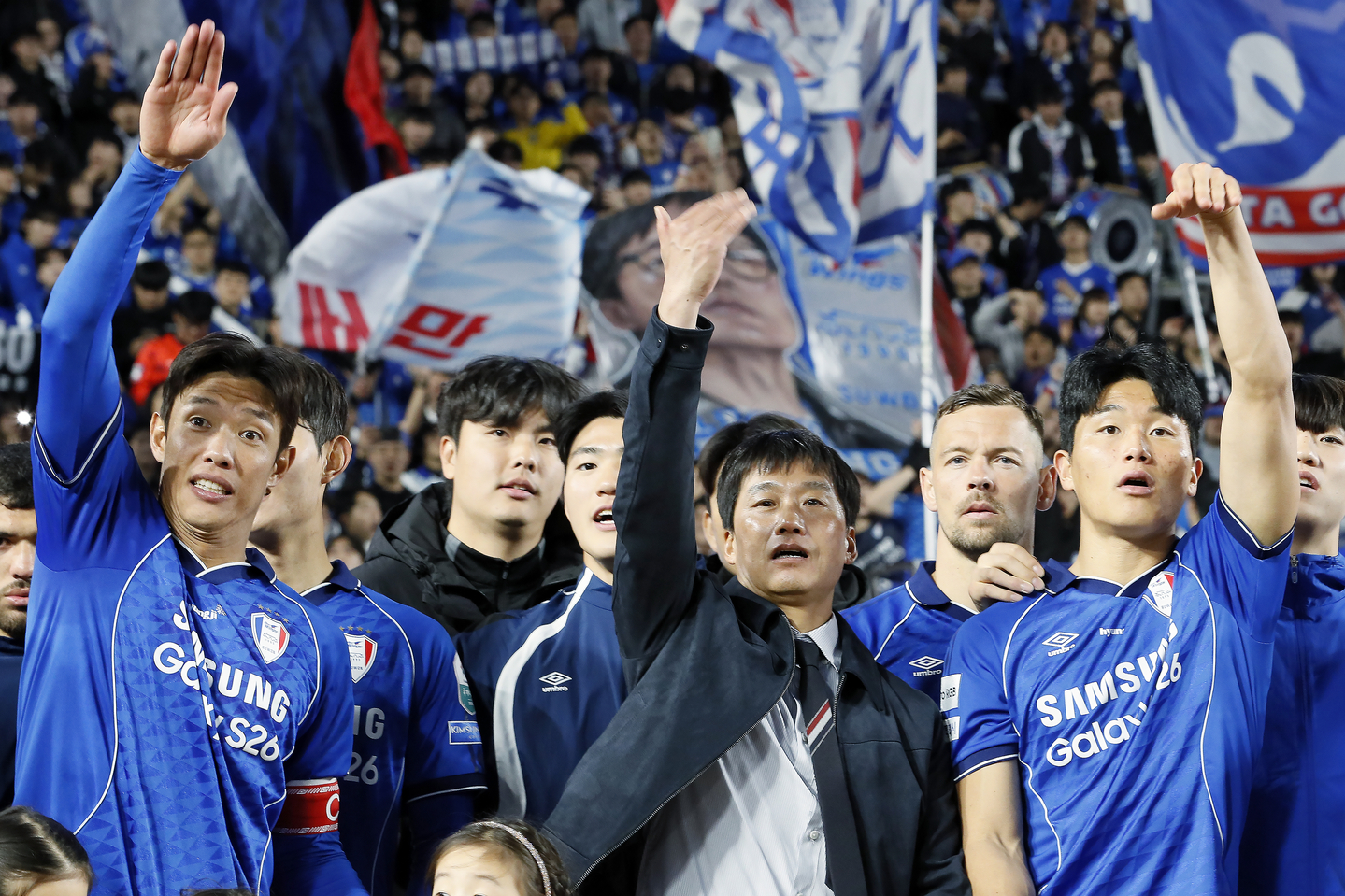 Suwon Samsung Bluewings players and manager Lee Jung-hyo gesture toward another player to join them in celebrating a win over Seoul E-Land FC at Suwon World Cup Stadium in Suwon, GYeonggi on Feb. 28. [NEWS1]