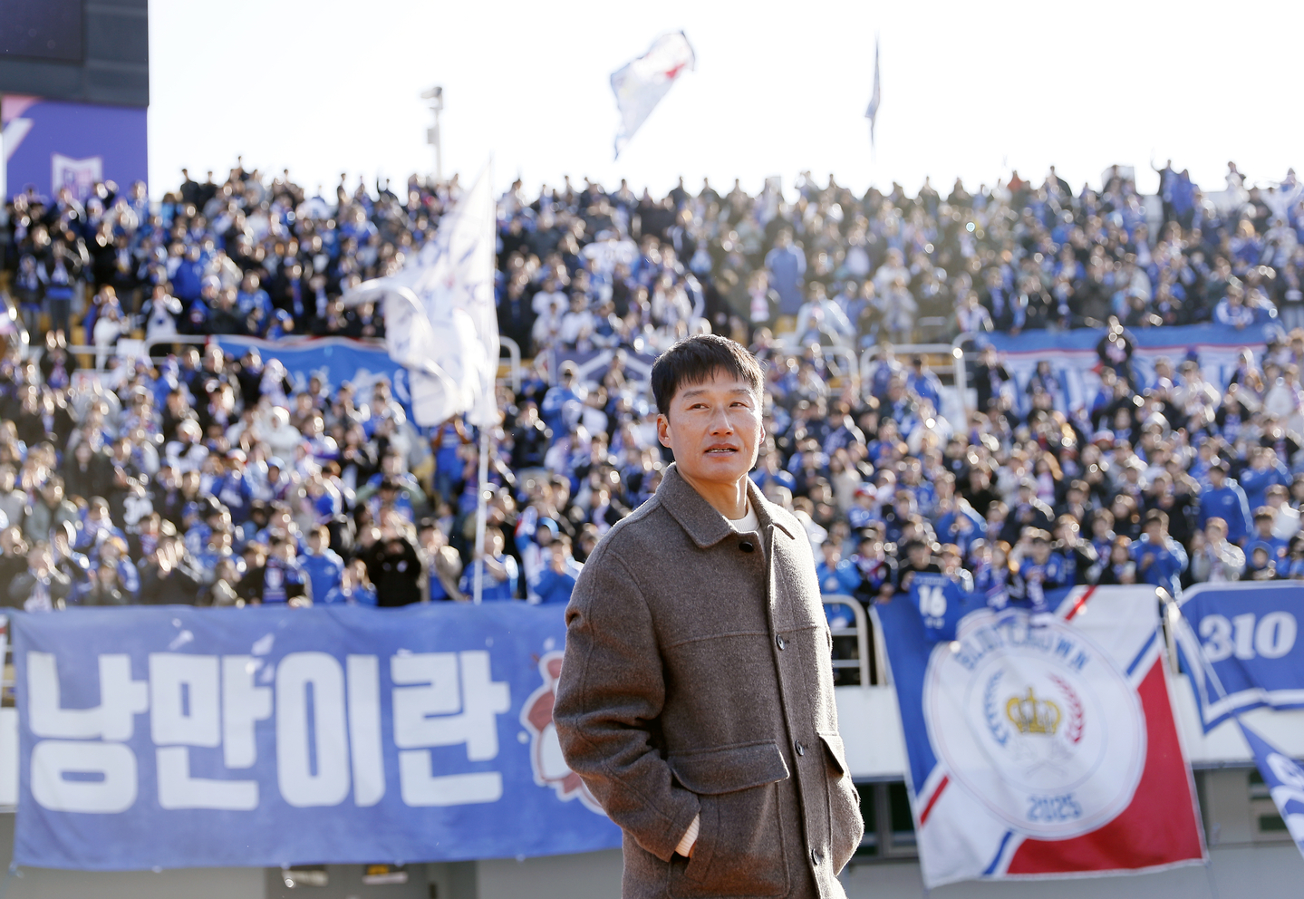 Suwon Samsung Bluewings manager Lee Jung-hyo is seen during a match against Paju Frontier FC at Paju Stadium in Paju, Gyeonggi on March 7. [NEWS1]