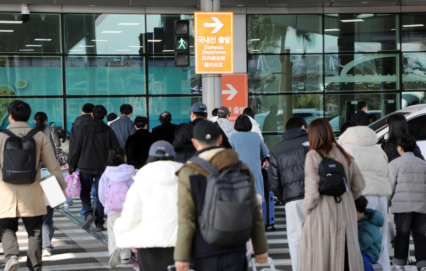 Travelers move around Jeju International Airport on Feb. 18. [NEWS1]
