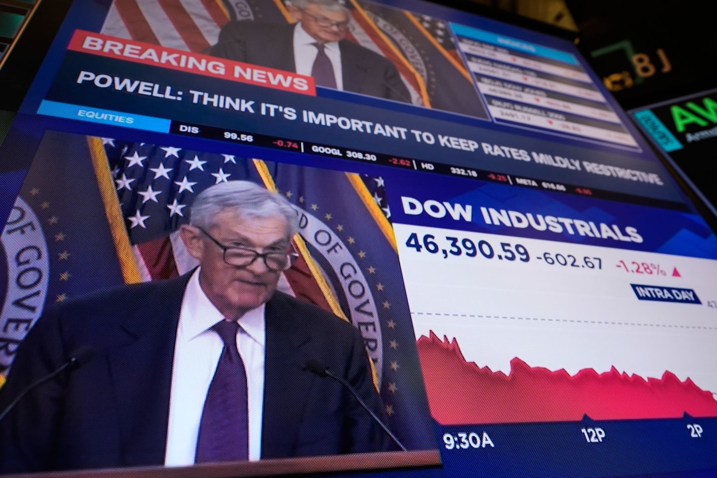 Television screens carry a news conference by Federal Reserve chair Jerome Powell on the floor of the New York Stock Exchange in New York on March 18. [AP/YONHAP]