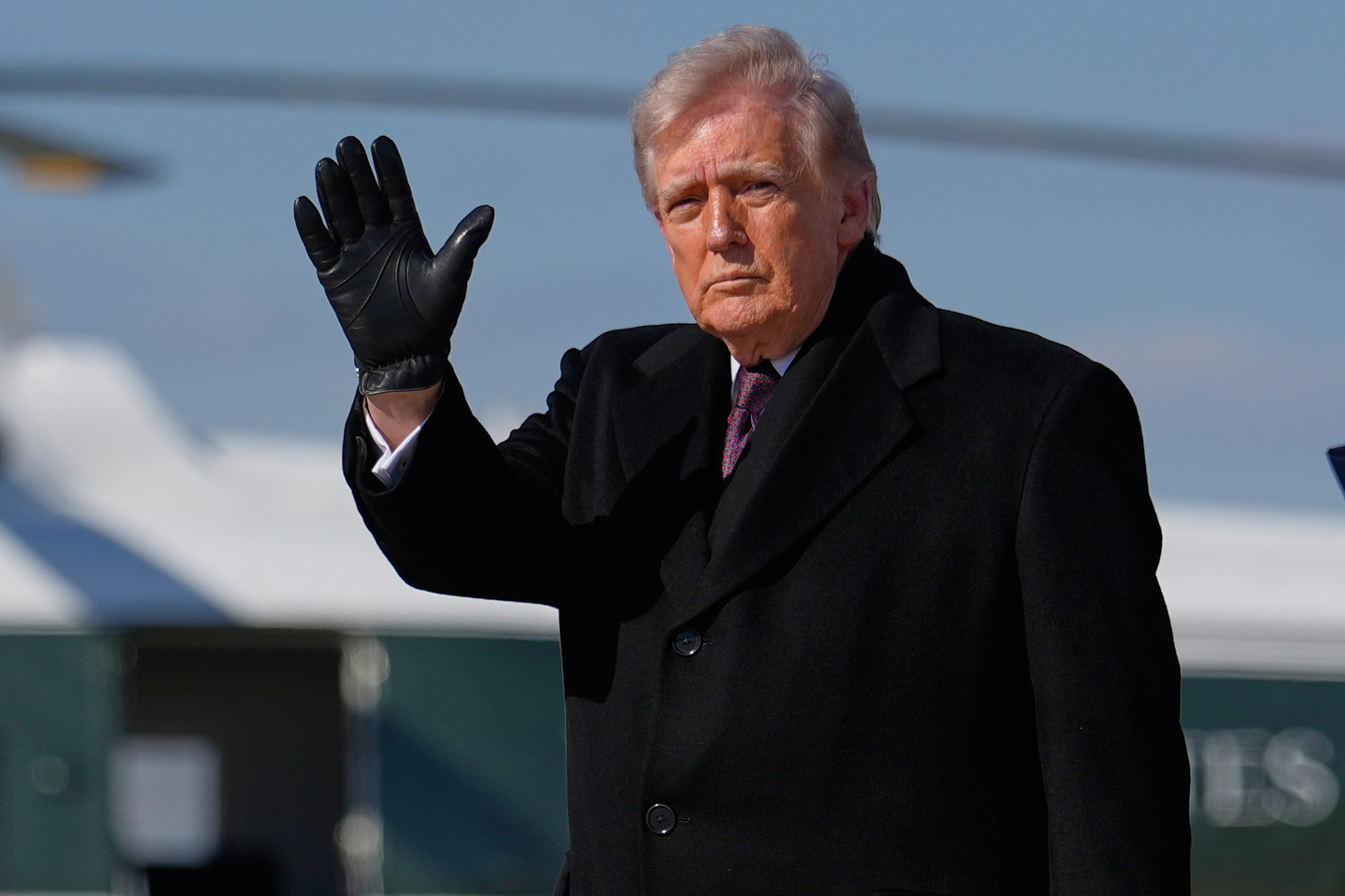 U.S. President Donald Trump waves after arriving on Air Force One, on March 18 at Joint Base Andrews in Maryland. [AP/YONHAP] 