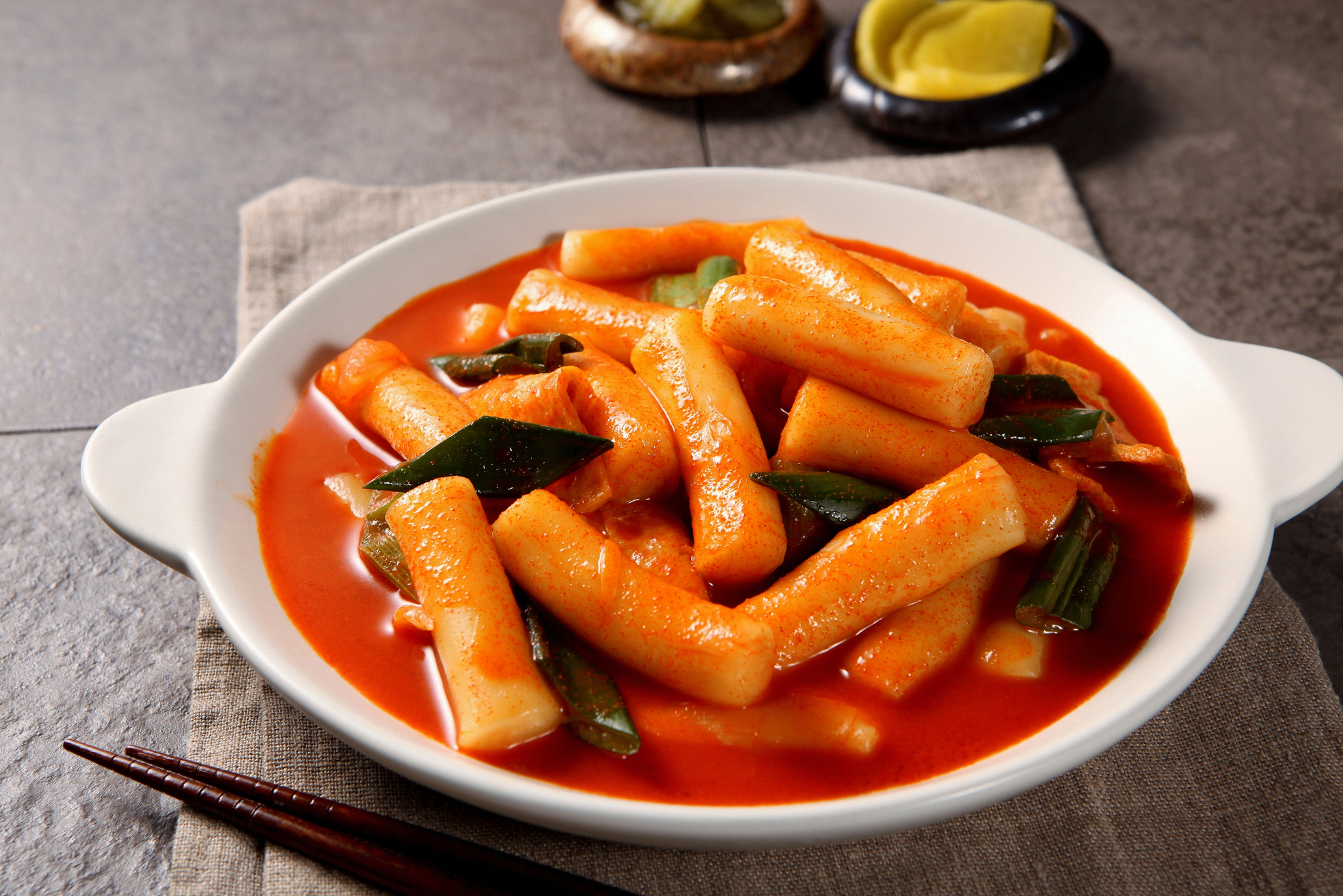 An example of red tteokbokki (Korean rice cakes) prepared with gochujang-based seasoning. [JOONGANG ILBO]