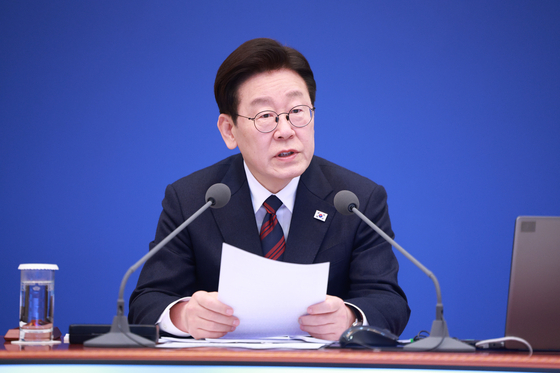 President Lee Jae Myung speaks on the Middle East situation during a meeting with senior presidential aides at the Blue House in central Seoul on March 19. [JOINT PRESS CORPS]