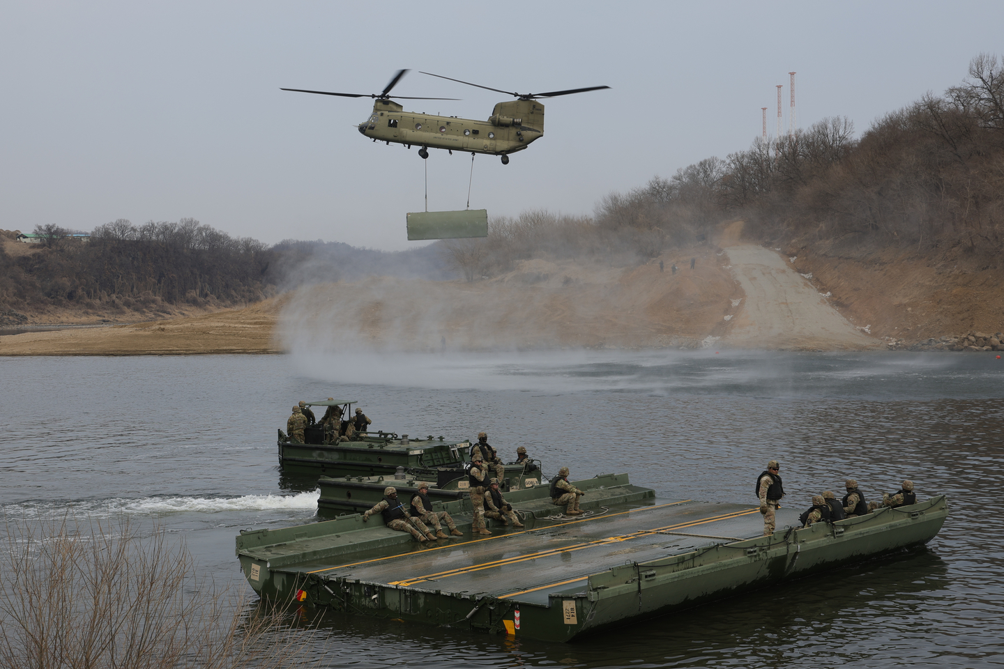 A U.S. CH-47 Chinook helicopter airlifts a pontoon bridge during a joint South Korea-U.S. river-crossing drill at the Imjin River in Yeoncheon County, Gyeonggi, on March 14. [YONHAP]