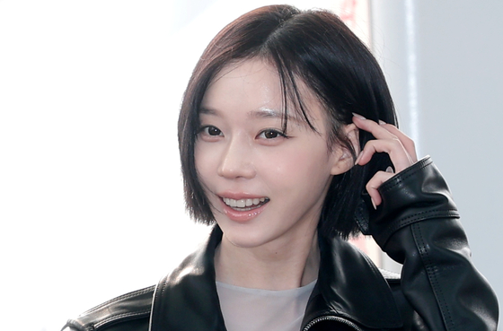 aespa member Winter departs for Thailand from Incheon International Airport on Feb. 13. [NEWS1] 