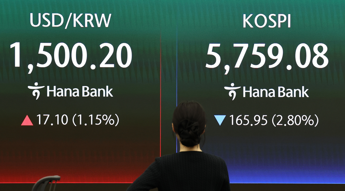A screen in Hana Bank's trading room in central Seoul shows the Kospi opening on March 19. [NEWS1]
