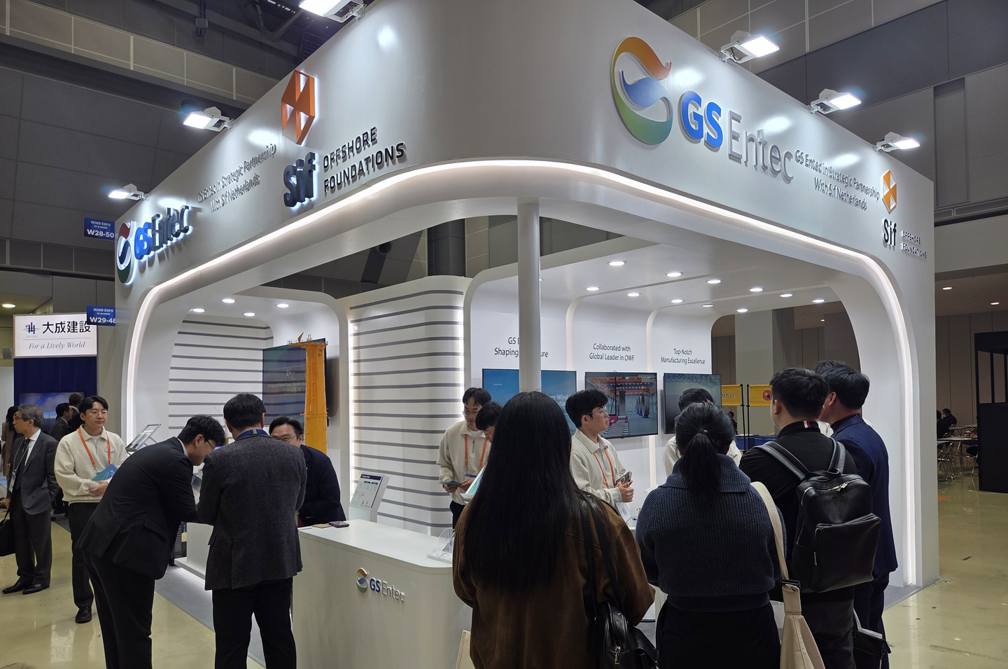 Visitors to GS Entec's booth at World Smart Energy Week 2026 are seen looking around video displays at an exhibition hall in Tokyo on March 19. [GS ENTEC]