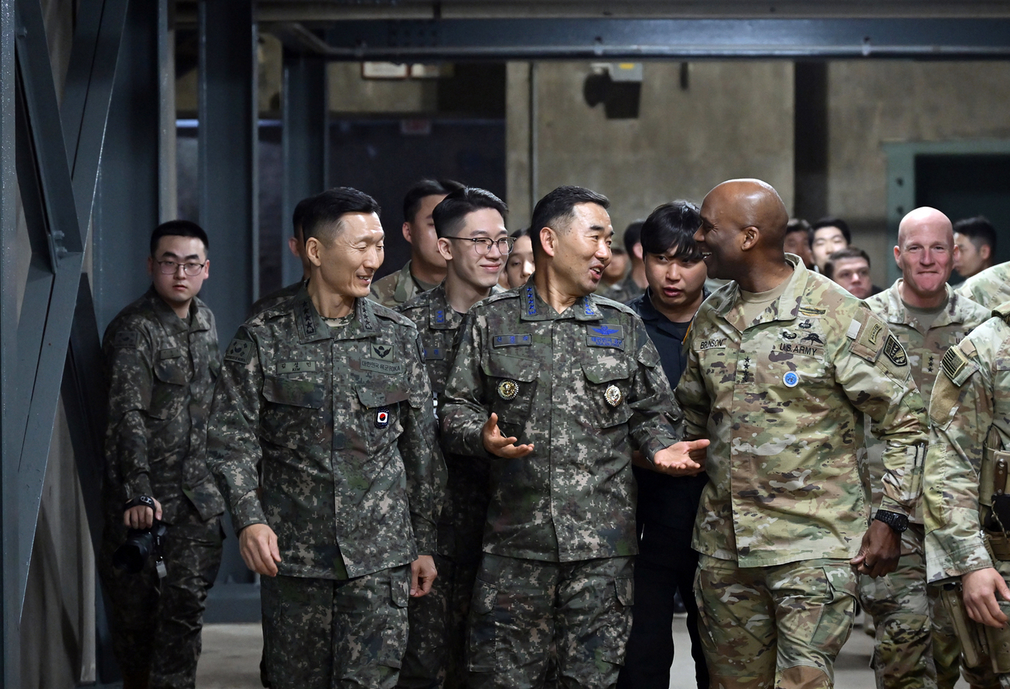 South Korea's Joint Chiefs of Staff (JCS) Chairman Gen. Jin Yong-sung, front second from left, talks with U.S. Gen. Xavier Brunson, front second from right, chief of the South Korea-U.S. Combined Forces Command, as he visits CP Tango, or Command Post Theater Air Naval Ground Operations, in Seongnam, Gyeonggi, on March 11. [JOINT CHIEFS OF STAFF]