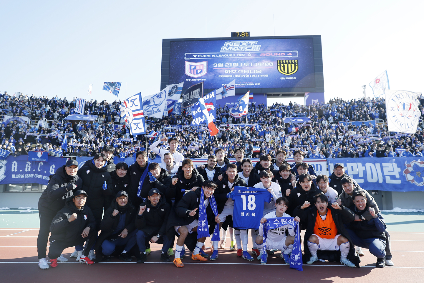 Suwon Samsung Bluewings players and manager Lee Jung-hyo pose for a photo after a win over Paju Frontier FC at Paju Stadium in Paju, Gyeonggi on March 7. [NEWS1]