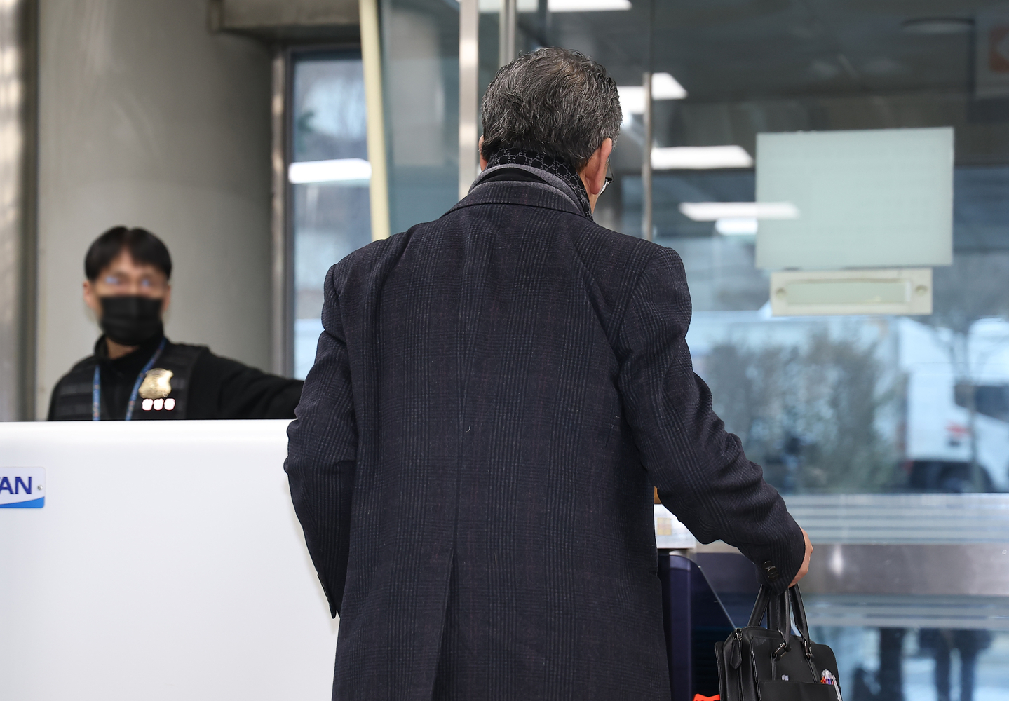 The director of Saekdongwon, center, is seen at Seoul Central District Court in Seocho District, southern Seoul, on Feb. 19 to attend a pretrial detention hearing. Saekdongwon is a residential facility for people with developmental disabilities in Incheon. [YONHAP]