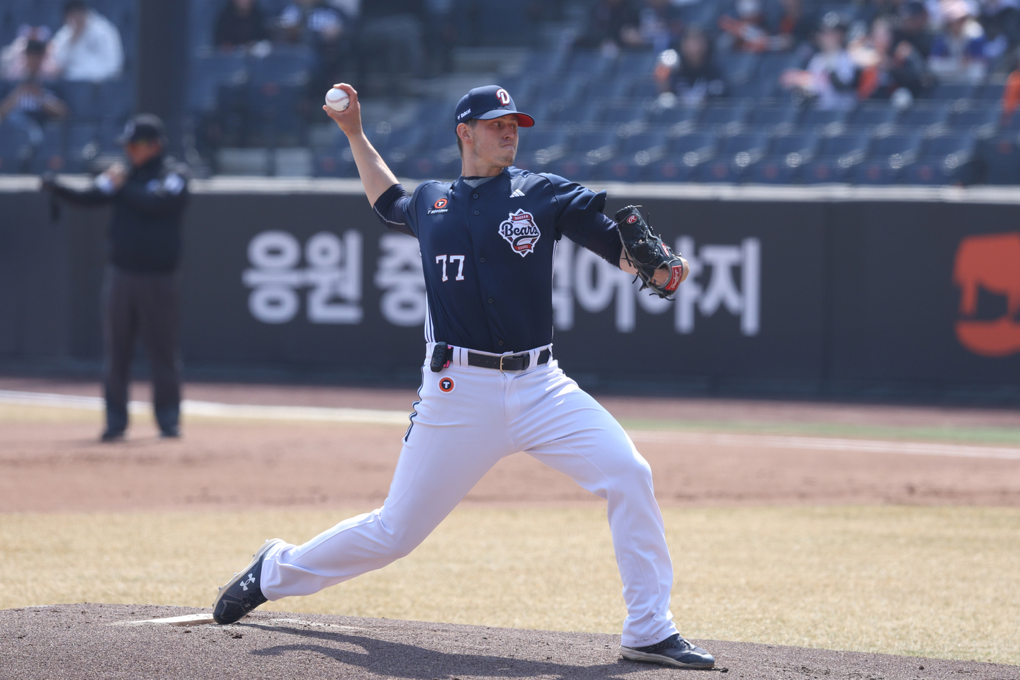 Doosan Bears pitcher Chris Flexen pitches during a preseason game against the Hanwha Eagles at Daejeon Hanwha Life Ballpark in Daejeon on March 17. [DOOSAN BEARS]
