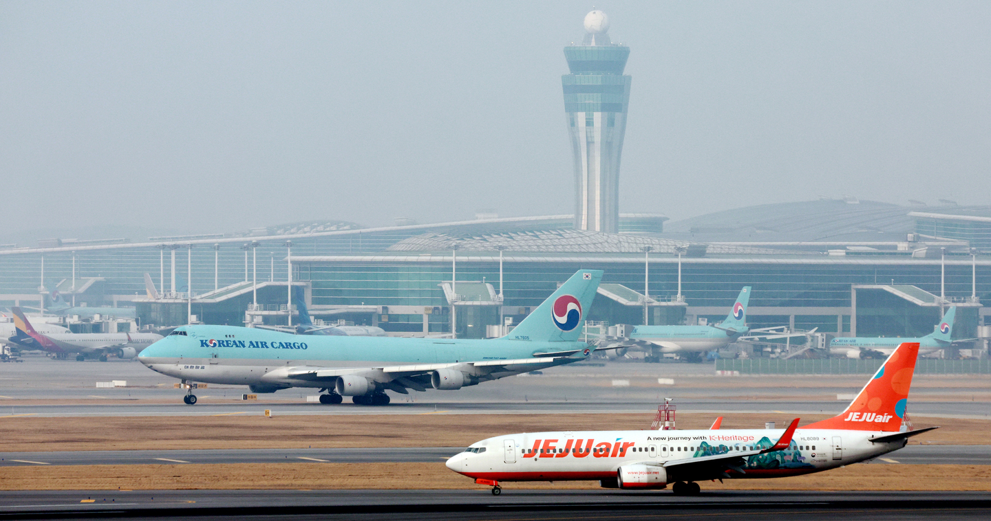 Planes move on the apron at Incheon International Airport on March 16. [NEWS1]