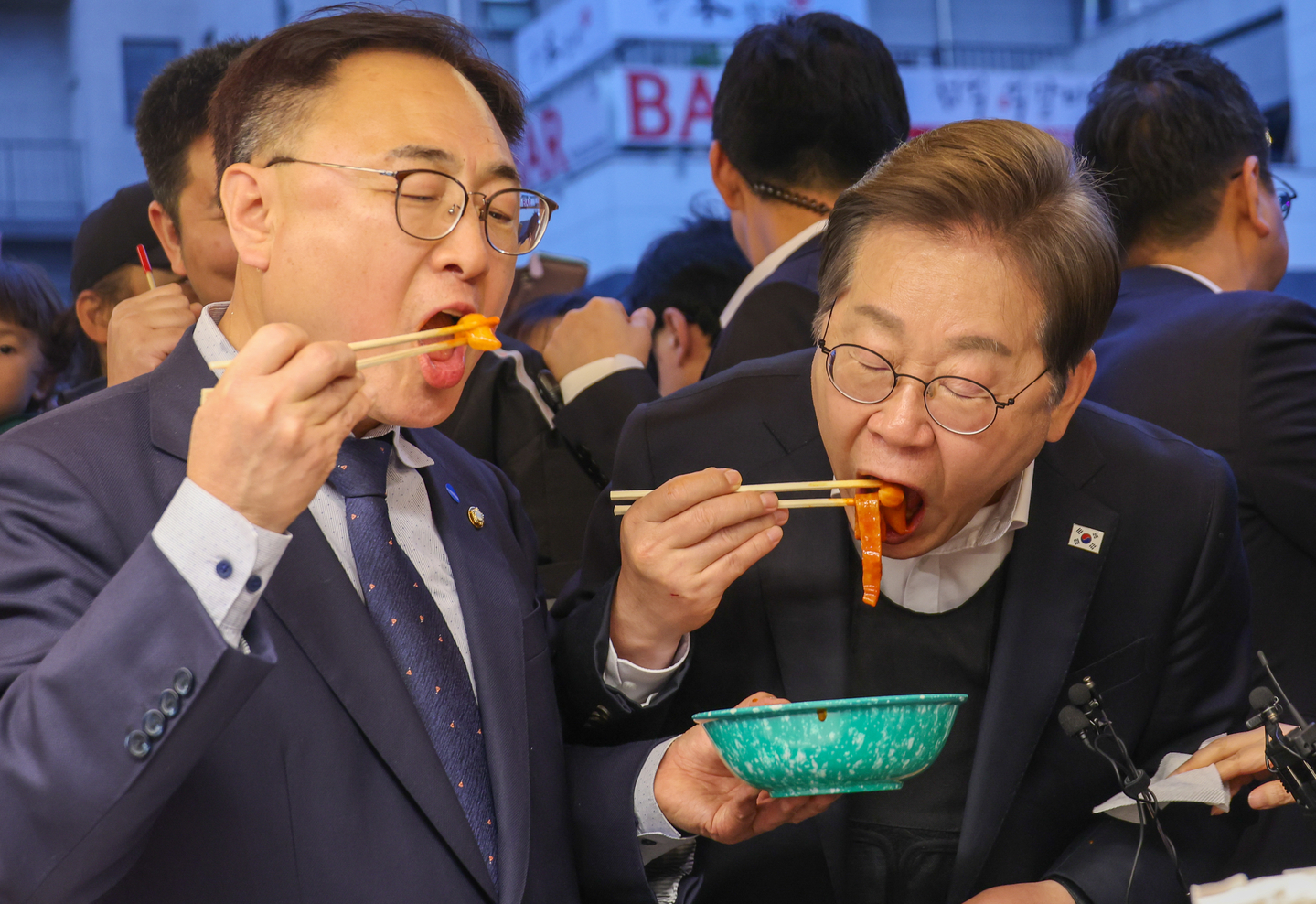 On May 5, 2025, then Democratic Party presidential candidate Lee Jae Myung visits a commercial district in the innovation city of Jincheon County, North Chungcheong, and eats tteokbokki (Korean rice cakes). It is a common campaign scene in which politicians visit traditional markets and sample inexpensive street foods such as tteokbokki. [NEWS1]