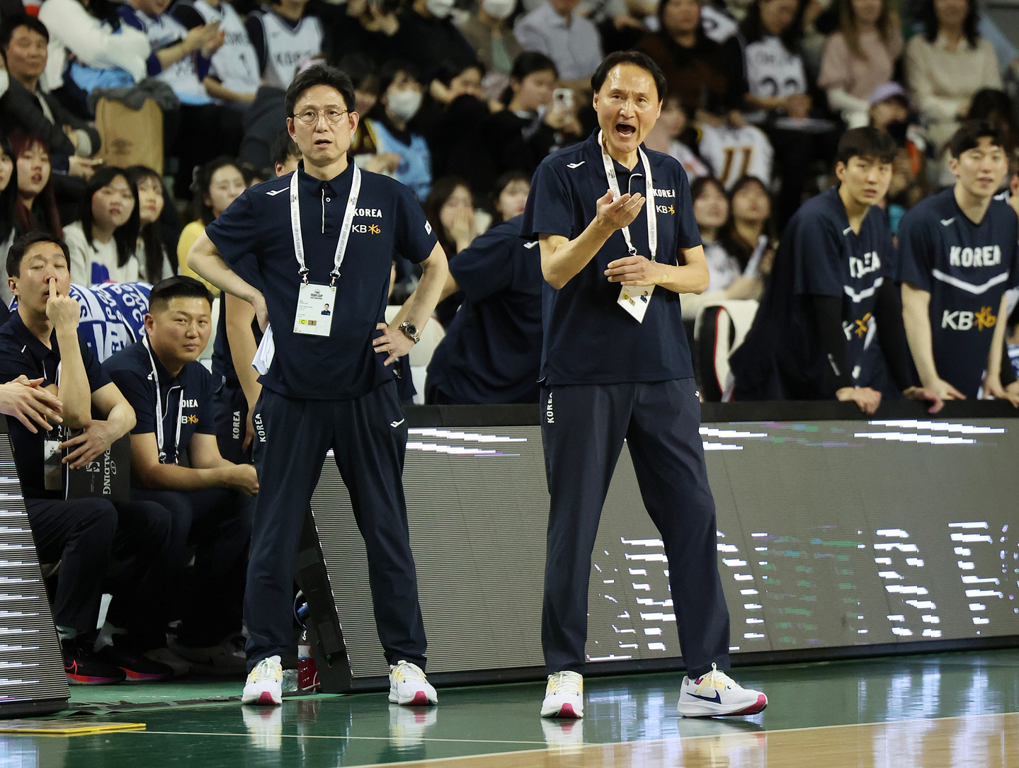 Former men’s national team assistant coach Seo Dong-cheol, left, is seen during a match at Wonju Gymnasium in Wonju, Gangwon on Feb. 25, 2024. Seo was appointed general manager of the Incheon Shinhan Bank S-Birds of the Women’s Korean Basketball League on March 18. [NEWS1]
