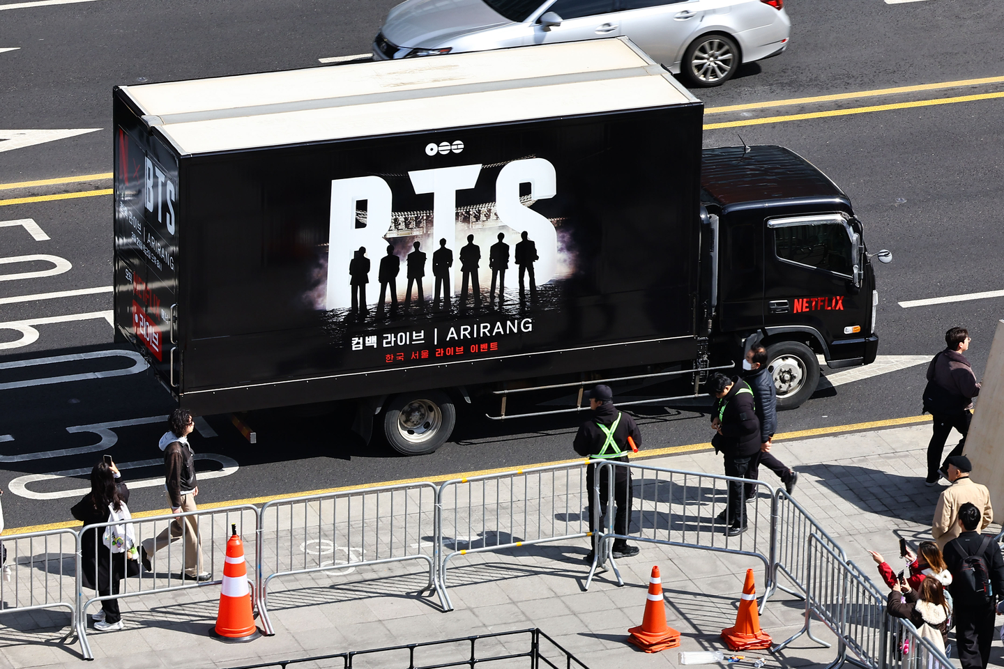 A promotional truck for BTS’s upcoming performance drives around Gwanghwamun Square in Jongno District, central Seoul, on March 19, two days ahead of the show. [KIM JONG-HO]