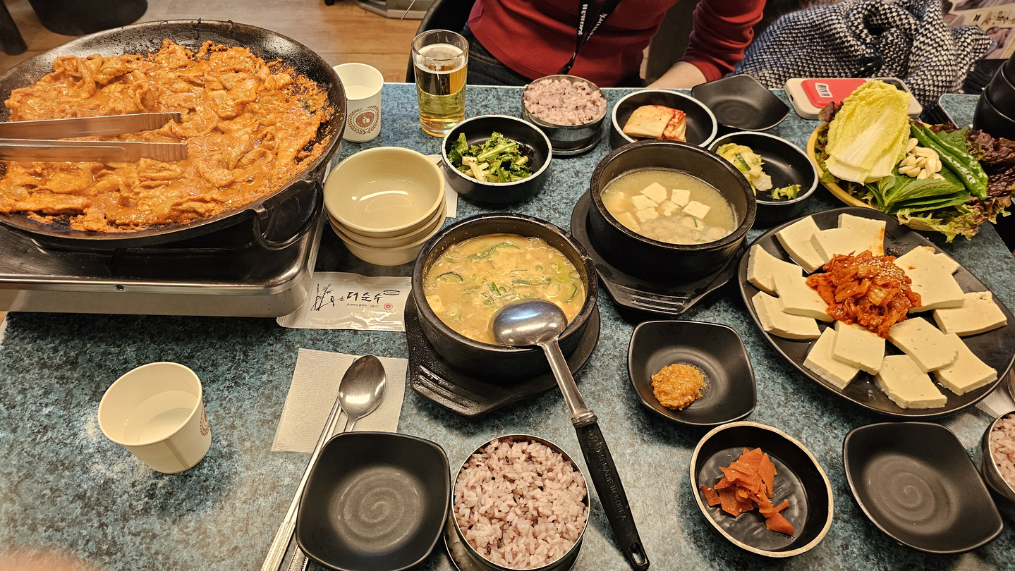 A ssambap (leaf wraps) dish and tofu with kimchi are served at Yoojung Sikdang in southern Seoul, a restaurant frequented by BTS members during their trainee days, on March 17. [SHIN HA-NEE]