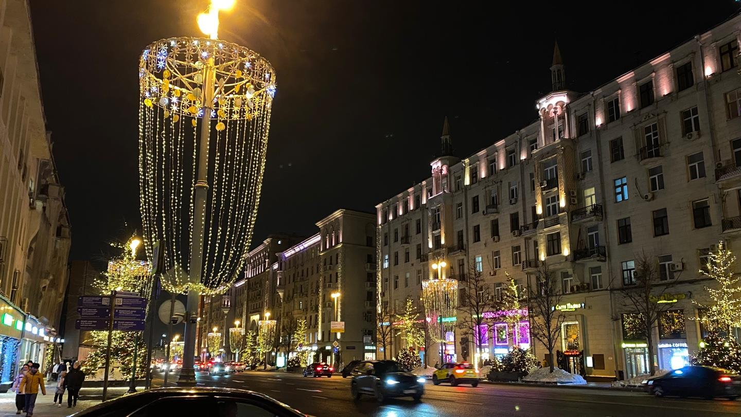 Decorative lights adorn street lamps along the streets in Moscow on Feb. 18. [YONHAP]