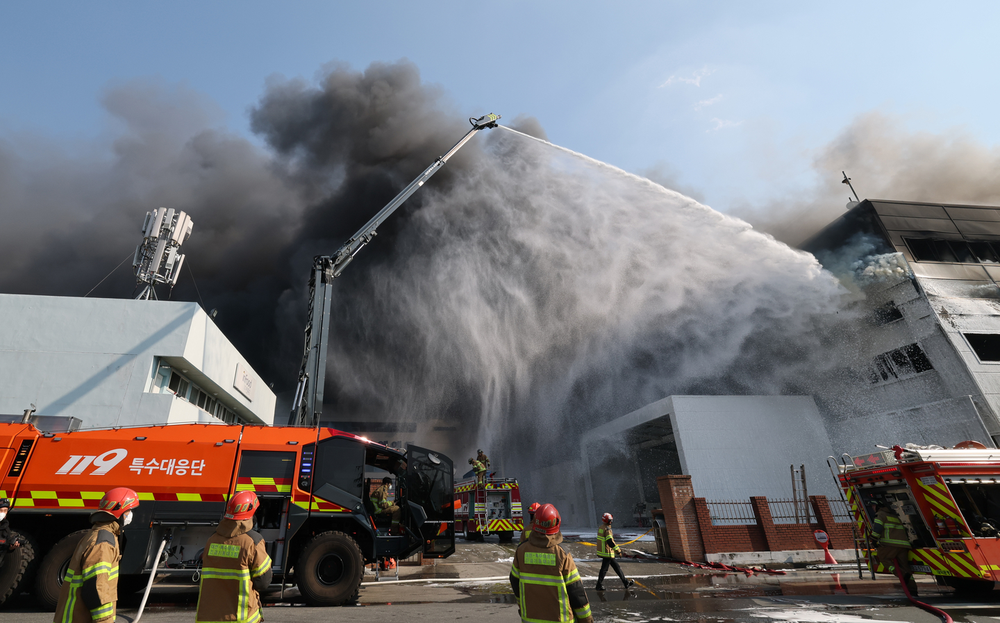 Firefighters work to extinguish a blaze at a factory in the Munpyeong-dong neighborhood of Daedeok District, Daejeon, at around 1:17 p.m. on March 20. Authorities have issued a nationwide mobilization order, and 14 people who were at the site remain unaccounted for. [NEWS1]