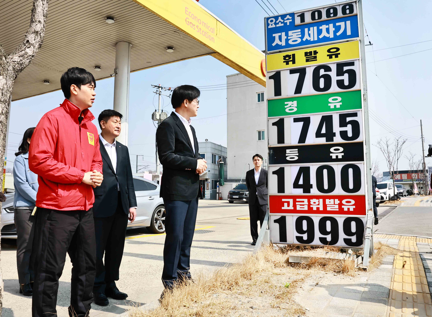 Minister of Trade, Industry and Resources Kim Jung-kwan, center, inspects how consumer fuel prices are being reflected at a gas station in Cheongju, North Chungcheong, on the morning of March 16, four days after the implementation of the price cap. [MINISTRY OF TRADE, INDUSTRY AND RESOURCES]