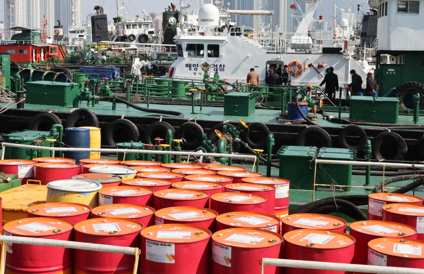 Coast Guard officers conduct a crackdown on illegal marine fuel distribution aboard a refueling vessel at Busan Port on March 19. [YONHAP]