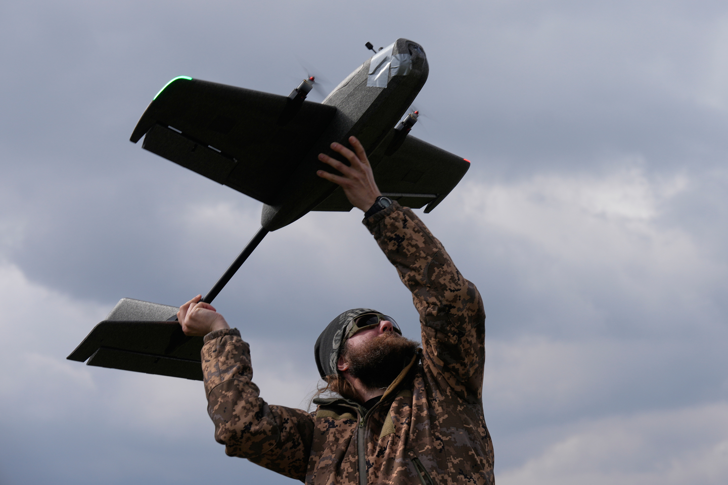A student soldier of the Yatagan School for Unmanned Aerial Systems launches a training target drone during drills in the Kyiv region of Ukraine on March 19. [AP/YONHAP] 