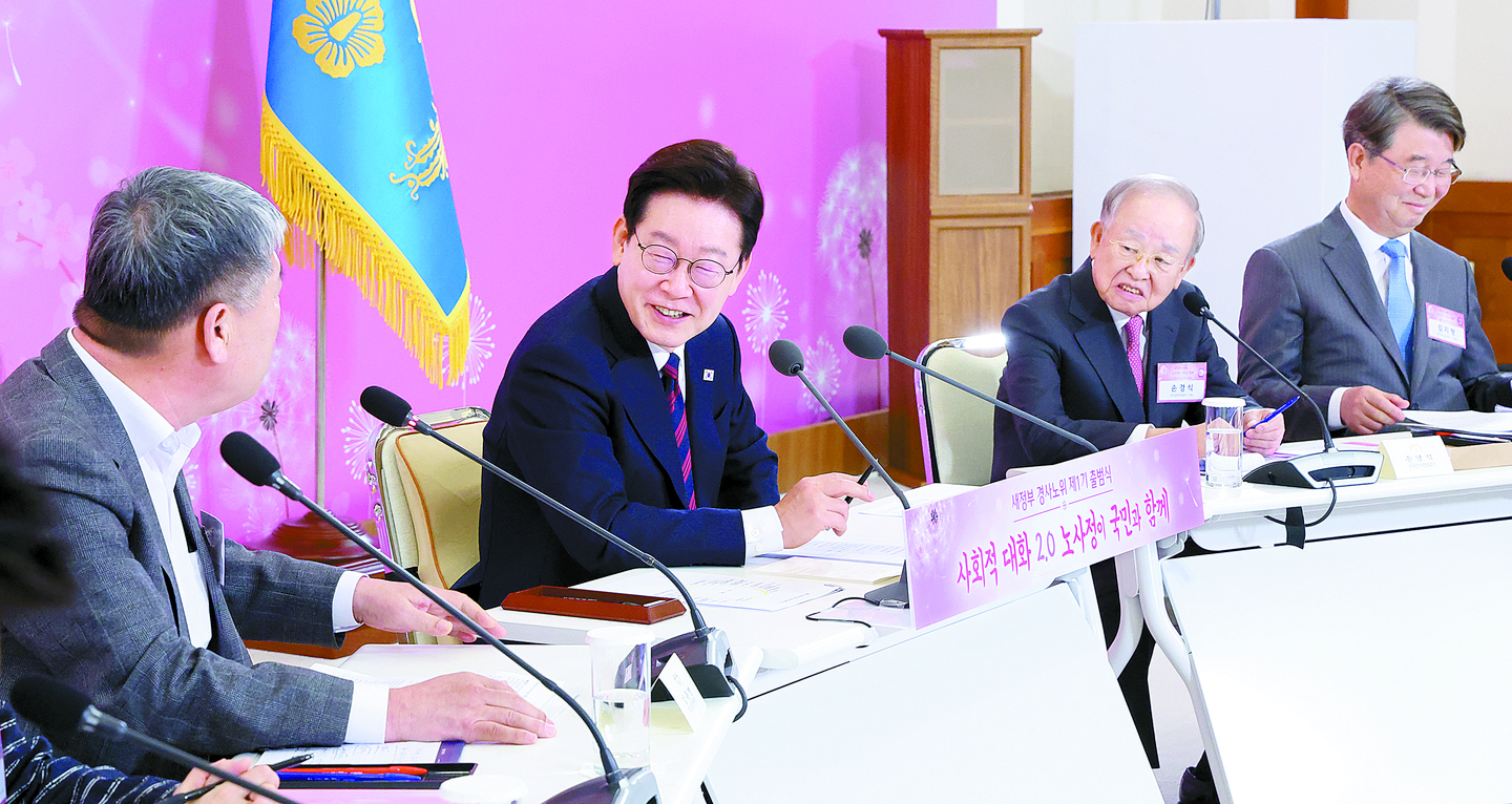 President Lee Jae Myung, second from left, listens to remarks by Kim Dong-myeong, the head of the Federation of Korean Trade Unions, left, during a labor policy forum at the presidential office in Seoul on March 19 to mark the launch of the first Economic, Social and Labor Council. Next to Lee are Sohn Kyung-shik, the chairman of the Korea Employers Federation, third from right, and Kim Ji-hyung, the head of the council. [YONHAP]