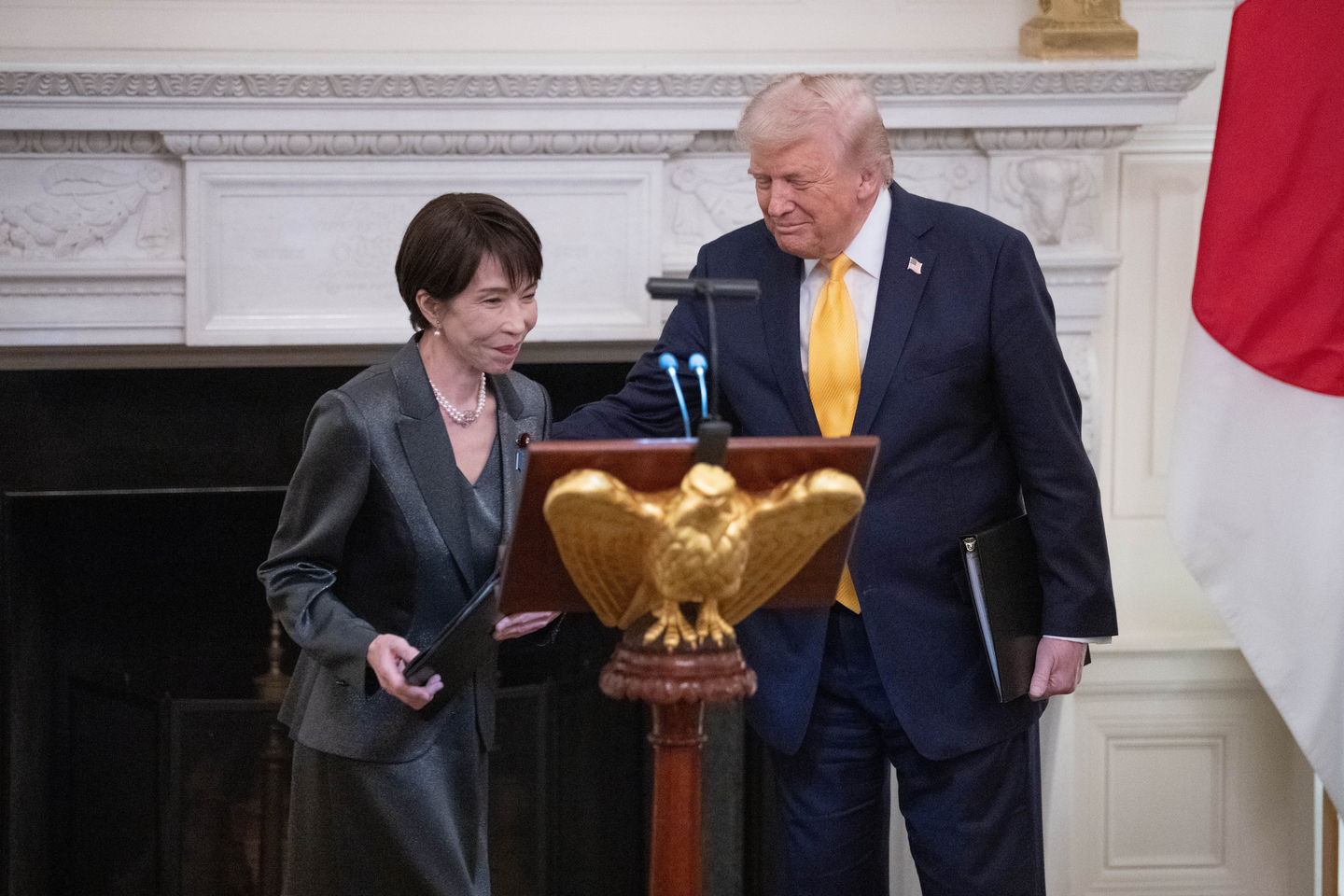 President Donald Trump, right, introduces Prime Minister Sanae Takaichi of Japan during a dinner in the State Dining Room of the White House in Washington on Thursday, March 19, 2026. [UPI/YONHAP]