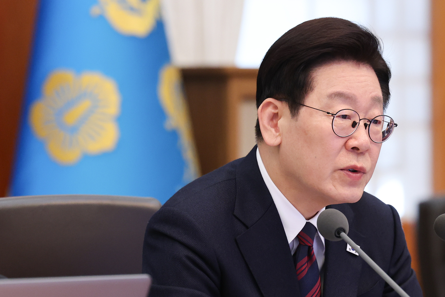President Lee Jae Myung speaks at a senior aides' meeting at the Blue House in Jongno District, central Seoul, on March 19. [JOINT PRESS CORPS]
