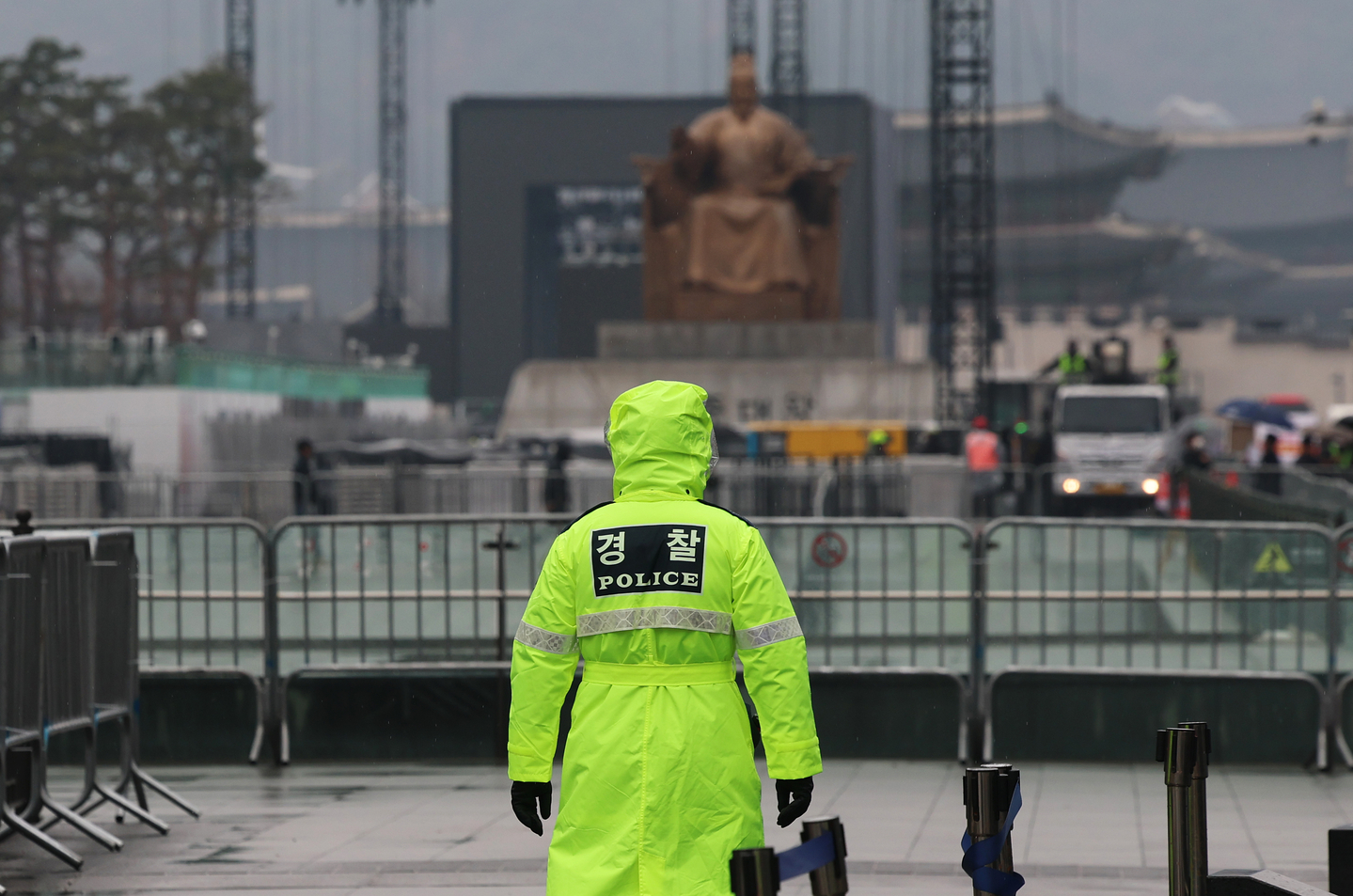 A police officer stands on guard at Gwanghwamun Square in central Seoul on March 18. [NEWS1]