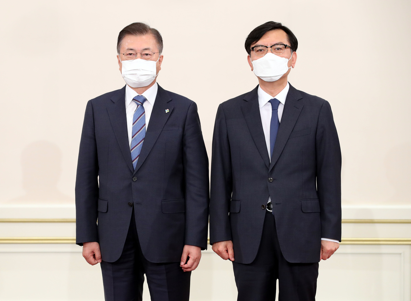 Lim Ki-mo, a former Korean ambassador to Brazil, right, who was appointed as ambassador to Canada on March 20, is seen with former President Moon Jae-in at the Blue House in central Seoul in this file photo taken on June 1, 2021. [YONHAP]