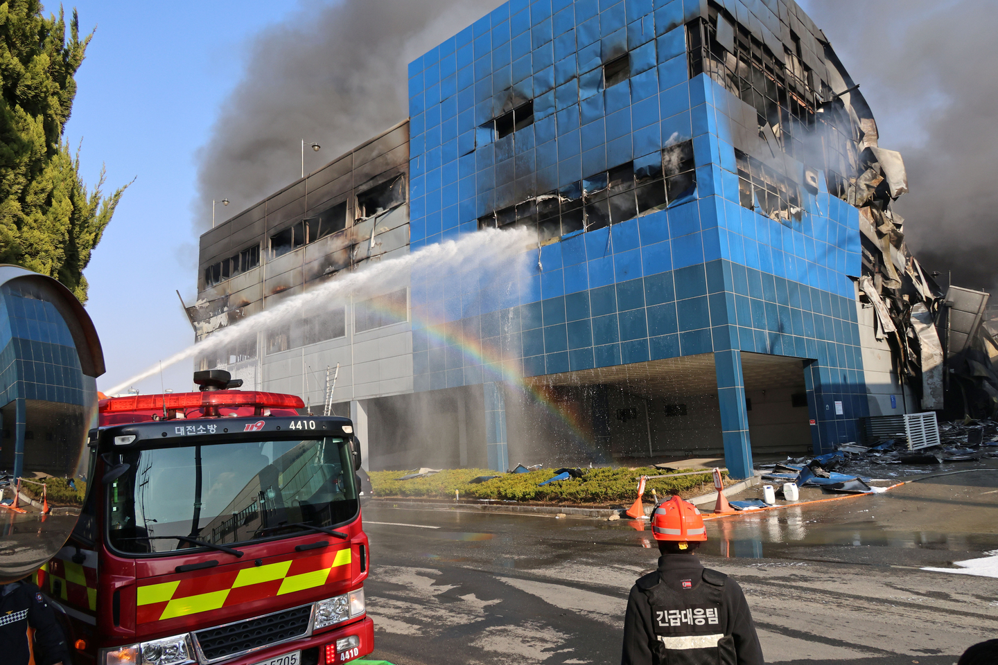 Firefighters work to extinguish a blaze at a factory in the Munpyeong-dong neighborhood of Daedeok District, Daejeon, on March 20. [YONHAP]