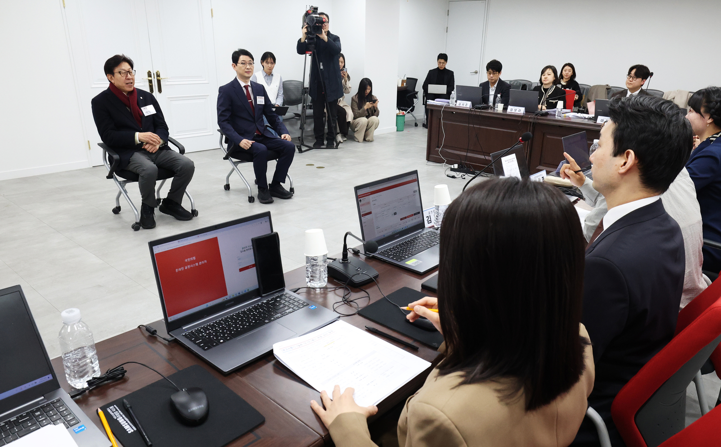 Busan Mayor Park Heong-joon, who registered as a preliminary candidate for the June 3 local elections, left, and Rep. Joo Jin-woo attend an interview for metropolitan mayoral candidates at the People Power Party headquarters in Yeongdeungpo District, western Seoul, on March 11. [NEWS1]