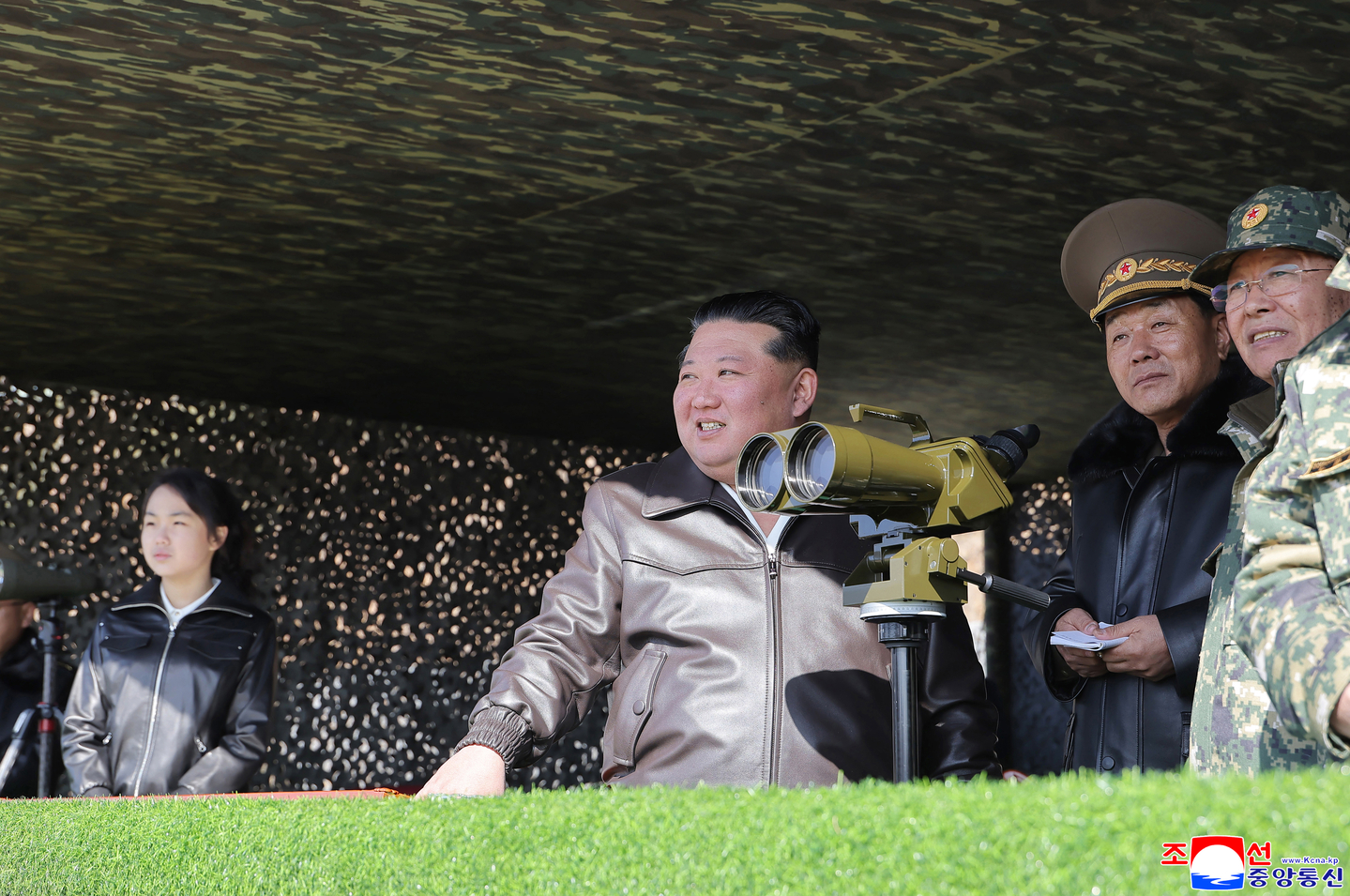 North Korean leader Kim Jong-un, center, oversees a coordinated offensive tactical drill of infantrymen's and tankmen's subunits on March 19, at the Pyongyang Training Base No. 60 under the Capital City Defence Corps of the Korean People's Army, in this photo released by the Korean Central News Agency on March 20. [YONHAP]