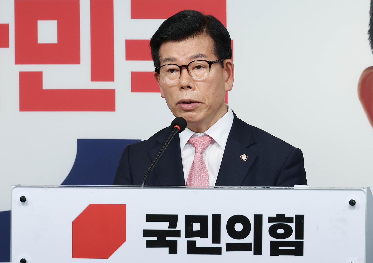 Jang Young-ha speaks at a press conference at the People Power Party's headquarters in Yeouido, western Seoul, on May 18, 2025. [LIM HYUN-DONG]