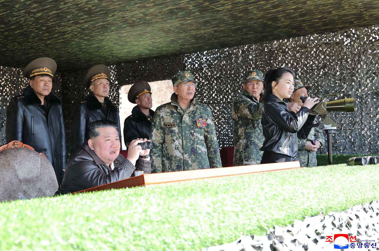 North Korea’s ruling party newspaper Rodong Sinmun reported on March 20 that leader Kim Jong-un and his daughter Kim Ju-ae visited the Pyongyang Training Base No. 60 under the Capital City Defense Corps on March 19, where he observed a joint offensive tactical drill involving infantry and tank units. [YONHAP]