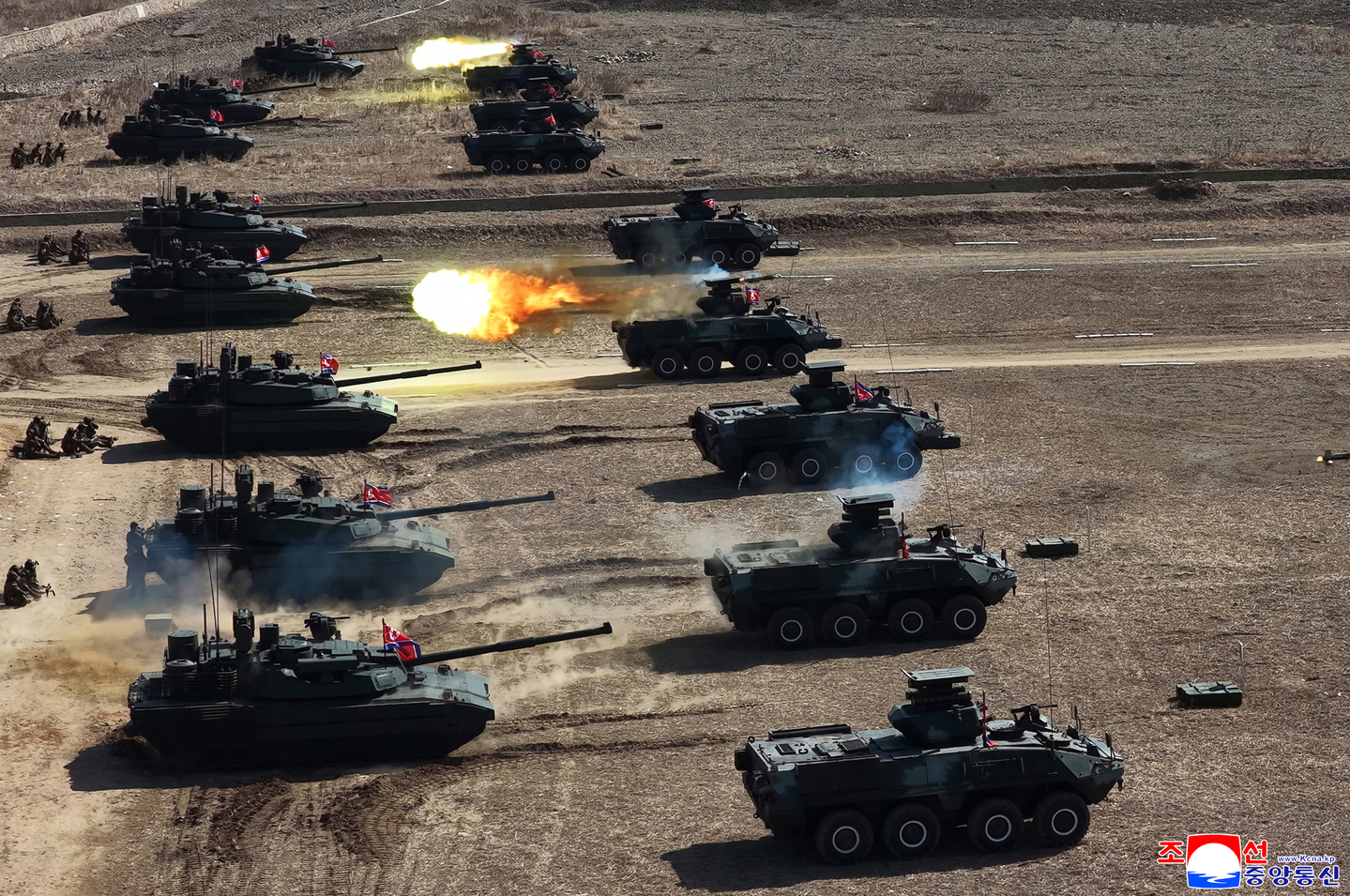 North Korea’s ruling party newspaper Rodong Sinmun reported on March 20 that leader Kim Jong-un visited the Pyongyang Training Base No. 60 under the Capital City Defense Corps on March 19, where he observed a joint offensive tactical drill involving infantry and tank units. [YONHAP]