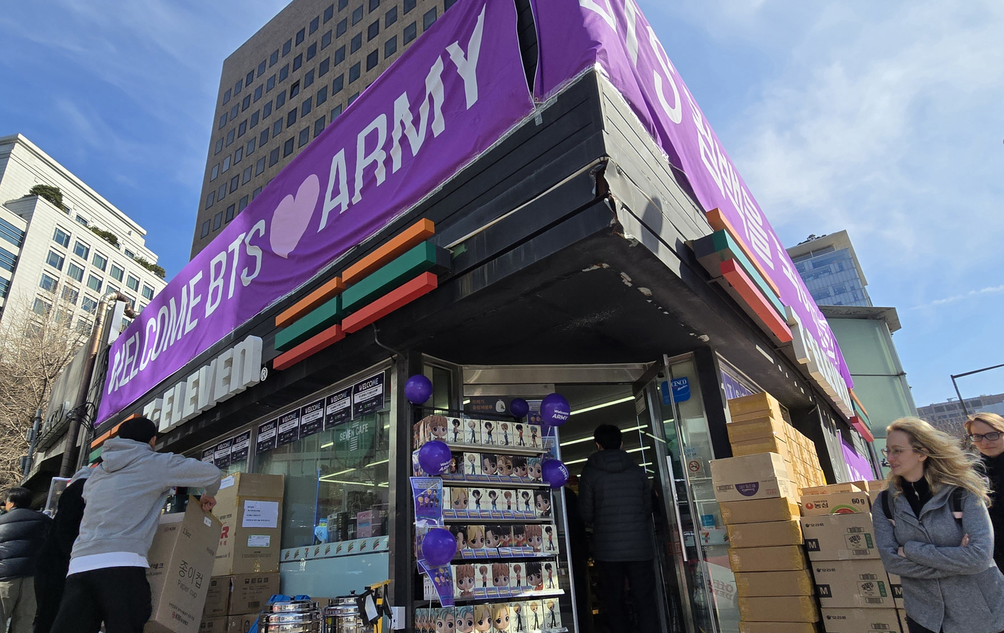 A 7-Eleven convenience store is draped in a banner welcoming ARMY, boy band BTS's fans, ahead of the band's comeback concert in Gwanghwamun Square, on March 19. [NOH YU-RIM]