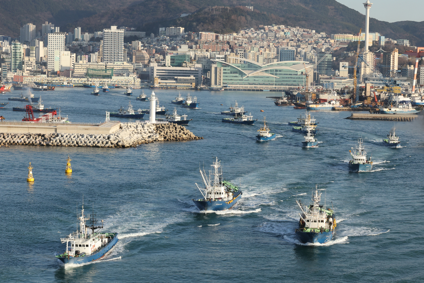 Large fishing vessels depart from Seo District, Busan on Feb. 23. [YONHAP]